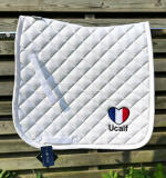 Zadeldekje met naam en landenvlag in hartvorm